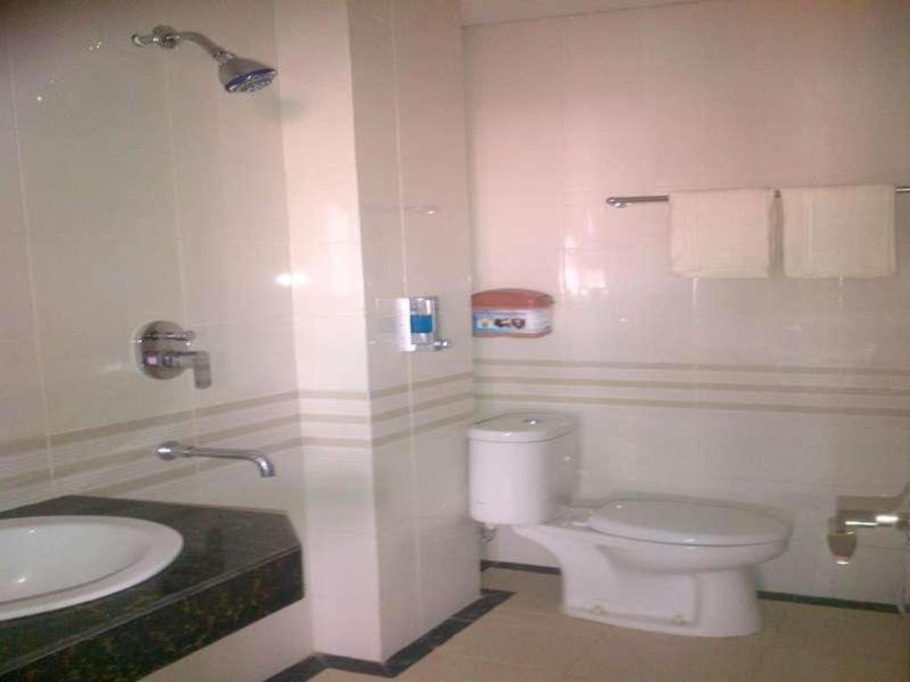 Erin Int Hotel Makassar Esterno foto