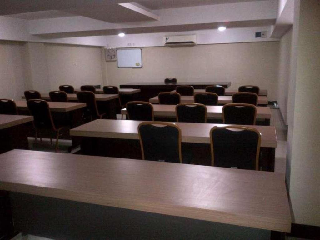 Erin Int Hotel Makassar Esterno foto